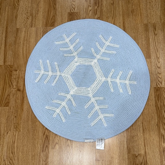 St. Nicholas Square Blue Snowflake Round Rug - Picture 5 of 5